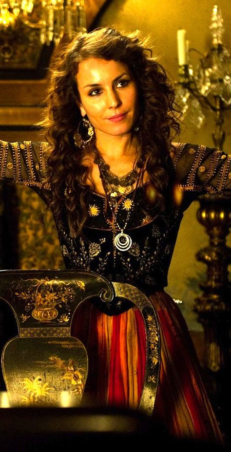 Sherlock Holmes: A Game of Shadows with Noomi Rapace as Madam Simza Heron. Costume Designer: Jenny Beavan Madam Simza Sherlock Holmes, Madame Simza, Jenny Beavan, Fortune Teller Costume, Holmes Movie, Noomi Rapace, Costume Designer, Fortune Teller, Movie Costumes