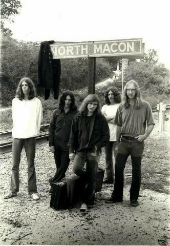 The 1% Band at Rosehill cemetary in Macon, Georgia. Members later became part of Lynyrd Skynyrd and 38 Special. Steve Gaines, Allen Collins, Gary Rossington, Lynyrd Skynyrd Band, Ronnie Van Zant, Robert Burns, Early Photos, Musica Rock, Lynyrd Skynyrd