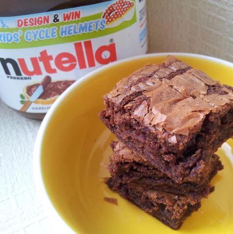 These Nutella Brownies have just 3 ingredients and they taste awesome. I've never made anything so deliciously simple! Recipes 3 Ingredients, Recipes Nutella, 3 Ingredient Nutella Brownies, Nutella Recipes Brownies, Nutella Brownie, Super Cookies, Nutella Brownies, Nutella Cookies, Cookies Easy