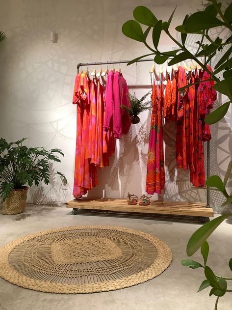 Boho Boutique Decor, Boho Store, Clothing Store Interior, Deco Jungle, Store Design Boutique, Beauty Room Decor, Showroom Interior Design, Boutique Interior Design, Boutique Decor