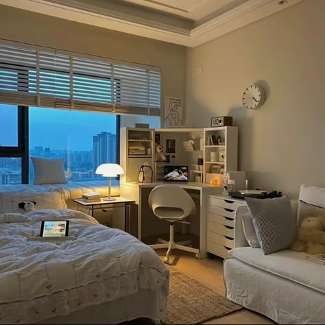 Long Room Layout Bedroom Ideas, Architecture Room Ideas, Apartment Bedroom Ideas With Desk, Small Full Bedroom Ideas, College Dorm Room Decor Freshman Year, Cozy Gaming Bedroom, Cozy White Room, L Shaped Bedroom, Frameless Bed