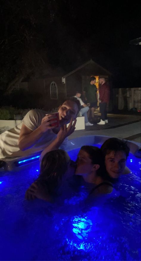 Pool Party Aesthetic Night Luxury, Night Time Hot Tub Pictures, Friends Night Out Aesthetic, Night Out Aesthetic, Night Pool Party, Out Aesthetic, Friends Night, Money Images, City Lifestyle