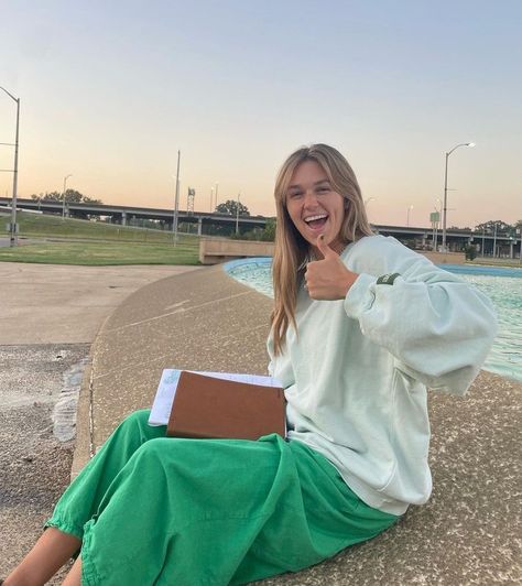 Sadie Robertson Outfits, Sadie Robertson, Worship Jesus, Chic Summer Outfits, Clear Mind, Junior Year, Smart Outfit, Fashion Sense, Good News