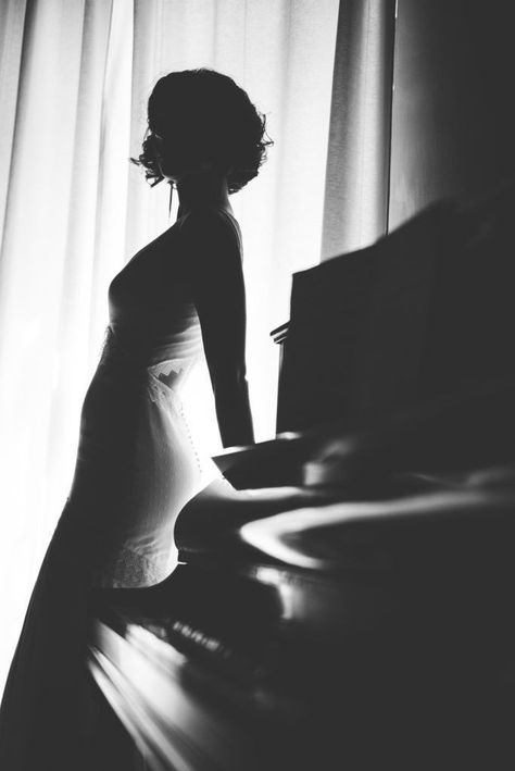 Piano Photoshoot, Piano Photography, Piano Photo, Piano Girl, Photo Class, Portrait Photography Women, Black And White Pictures, Photography Women, Dijon