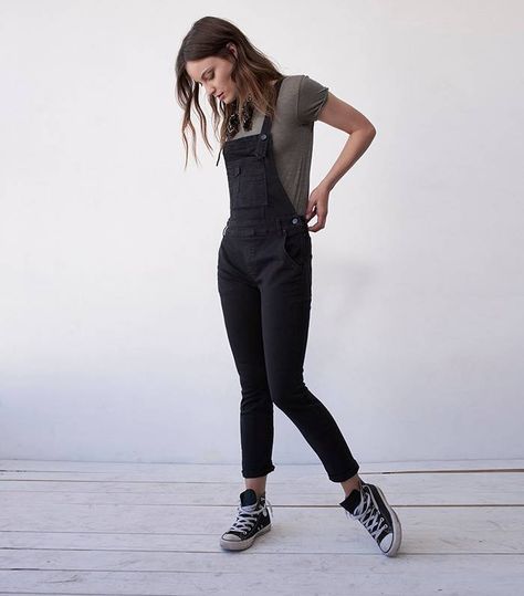 Black Overalls Outfit Winter, Salopette Outfit, Cool Overalls, Jean Overall Outfits, Overalls Outfit Winter, Black Overalls Outfit, Styling Overalls, Black Denim Dungarees, Dungaree Outfit