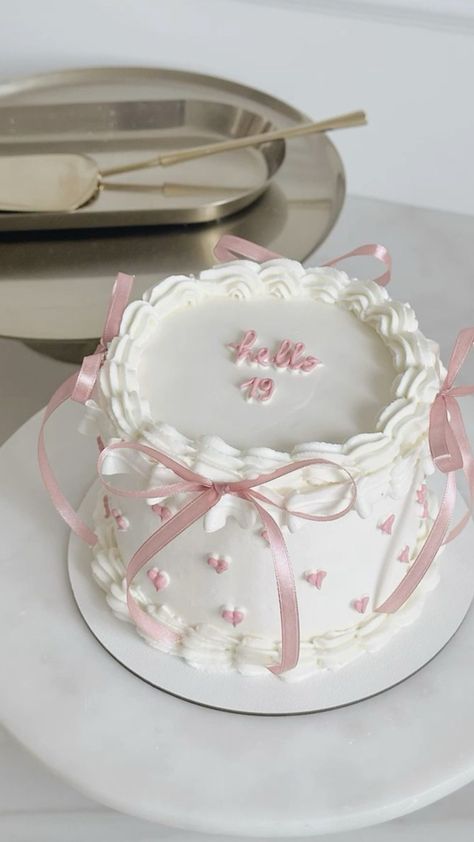 Cake Designs Happy Birthday, Bow Theme Cake For Girl, Pink Pearl Birthday Cake, Pink Bday Cake Simple, Small Birthday Cakes Ideas, Aesthetic Cakes For Birthday, Bow Theme Birthday Cake, 12 Birthday Ideas Cake, White Cake With Pink Bows