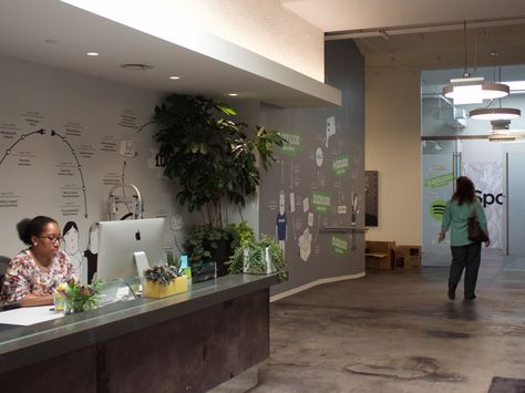 Welcome to Spotify's US headquarters in New York City's Flatiron District. The streaming giant occupies two floors covering a total of 140,000 square feet. Three years ago, the company renovated the 90,000 square-foot 7th floor. New York Office, City Office, Tech Company, Brew Coffee, Roof Deck, Cold Brew Coffee, Green Roof, Best Interior Design, Recording Studio