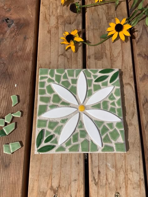 How To Make Mosaic Tiles, Cool Mosaic Designs, Simple Mosaic Patterns, Mosaic Projects Ideas, Mosaic Tile Ideas, Square Tile Pattern, Tile Mosaic Art, Easy Mosaic, Girls Crafts