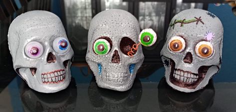 Adorno de unicel , pintado y decorado con lentejuelas Dia De Muertos, Tumblr, Halloween