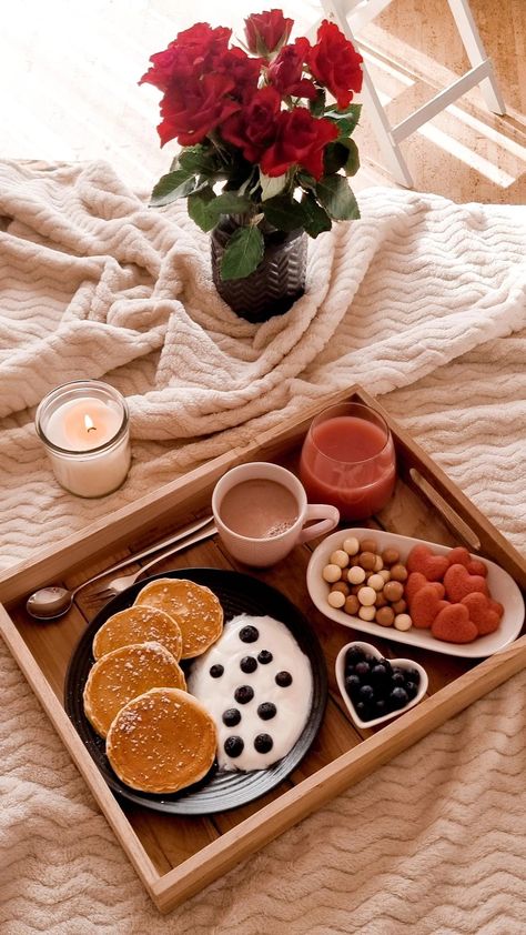 Cozy, sweet breakfast in bed witz coffe, juice, Chocolate bites, Cookies, Pancakes and Joghurt with blueberrys served on a beautiful cute tablet. A candle and red roses for the ambiente. Makes everyone Happy - good food is a good mood. Breakfast In Bed For Girlfriend, Cozy Bed And Breakfast, Breakfast In Bed Ideas For Boyfriend, Romantic Breakfast For Two, Blueberries Cookies, Breakfast In Bed Aesthetic, Romantic Breakfast In Bed, Romantic Dinner Tables, Energy Update