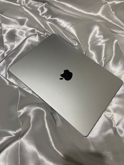 Mac Book Silver, Silver Laptop Aesthetic, Silver Macbook Pro, Macbook Silver Aesthetic, Silver Macbook Air Aesthetic, Macbook Silver Vs Space Grey, Macbook Pro Snap, Apple Macbook Aesthetic, University Wishlist