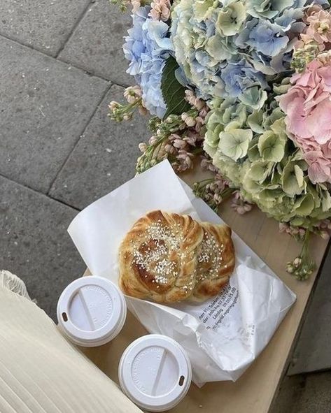 soft summers at home in the country🕊️🌾🌸🧺 If I could by the ocean I would but living in the countryside with mountains, lochs and picnics in wildflower fields is heavenly✨🕊️🧺 #softgirlsummer #summerinthecountry #weekendmornings #softgirlaesthetic #softgirlstyle #softgirlera #pinterestliving #pinterestlife #pinterestgirls #homesteadliving #cottagecoreaesthetics #summerdiary #summerpinterest #summerfeelings #julymoments #summerlikethis Matilda Djerf Aesthetic, Prep Girl, Spring Essentials, Matilda Djerf, Spring Aesthetic, Spring Vibes, Gentle Cleanser, Pinterest Girls, Natural Glow