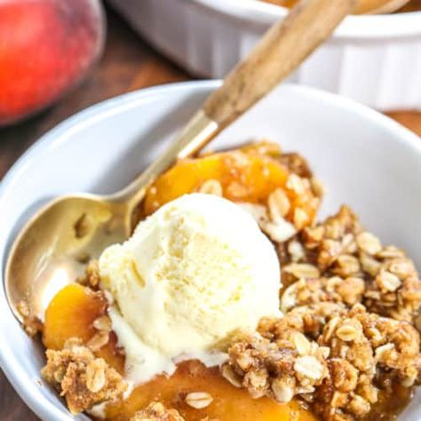 Homemade Peach Crisp - Spend With Pennies Apricot Crumble, Gluten Free Peach Crisp, Healthy Peach Crisp, Fresh Peach Crisp, Easy Peach Crisp, Peach Dumplings, Homemade Peach Cobbler, Peach Crisp Recipe, Whipped Yogurt