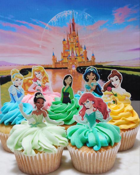 Princess Birthday Cupcakes, Princess Cupcake Cake, Cupcakes Princesas, Kids Party Cups, Princess Cupcake Dress, Disney Princess Tea Party, Disney Princess Birthday Cakes, Disney Princess Cupcakes, Superhero Cupcakes