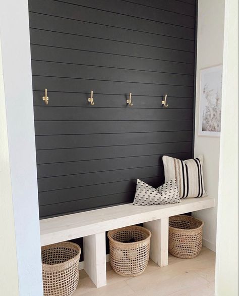 Ideas Recibidor, Sala Vintage, Small Mudroom Ideas, Mudroom Bench Ideas, Mudroom Remodel, Entry Closet, Mudroom Decor, Mud Room Storage, Mudroom Design