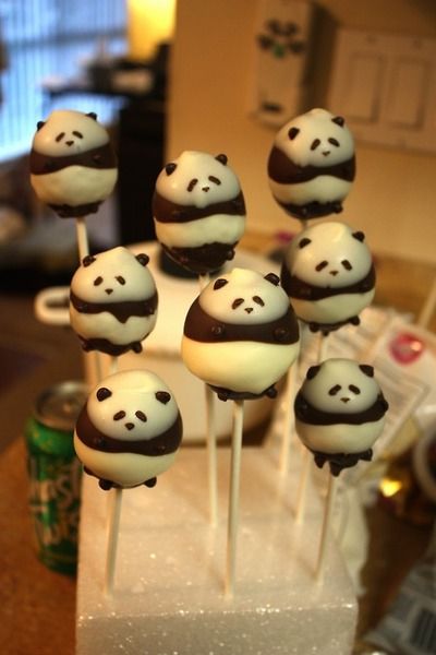 Panda cake pops - these are adorable but I would never be able to make them! Panda Cake Pops, Panda Project, Panda Food, Karate Party, Panda Cake, Pop Cupcakes, Panda Party, Panda Panda, Panda Bears