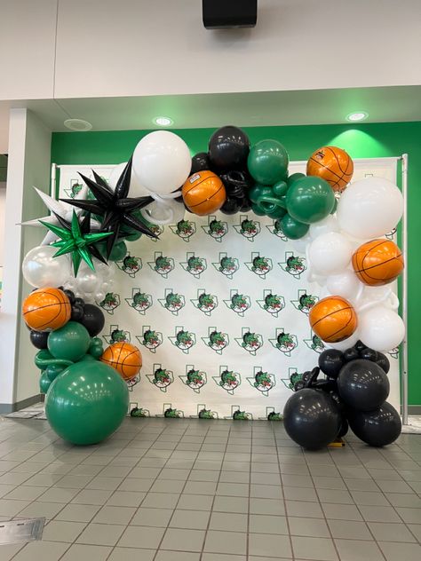 Dark Green Balloon Garland, Sports Photo Backdrop, Basketball Balloon Garland, Sports Balloons, Volleyball Banquet, Basketball Banquet, Night Basketball, Basketball Theme Birthday, Football Balloons