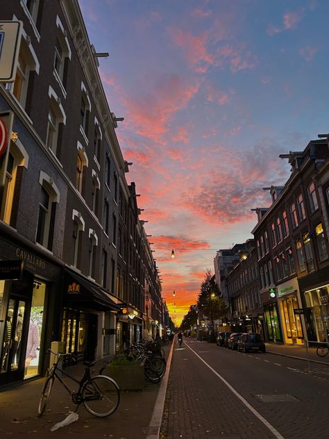 Amsterdam Sunset, Cities Aesthetic, Netherlands Aesthetic, Aesthetic Amsterdam, Amsterdam Pictures, Amsterdam Aesthetic, Amsterdam Apartment, Scandinavian Countries, Dream Places