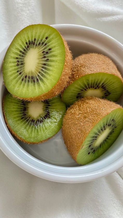 Kiwi Aesthetic, Pilates Lifestyle, Sport Exercise, Summer Breakfast, Fruit Food, Healthy Food Motivation, Kiwi Fruit, Healthy Sweets Recipes, Thursday Friday