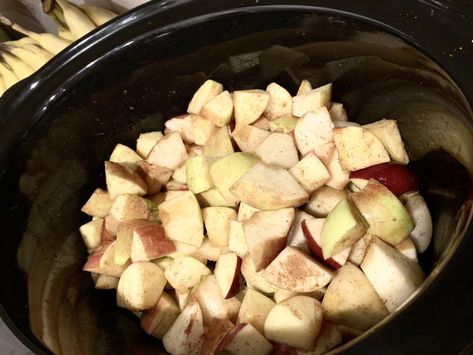 Easy Slow Cooker Applesauce with Skin - Food Play Go Applesauce With Skins On, Making Applesauce, Slow Cooker Applesauce, Crockpot Applesauce, How To Make Applesauce, Slow Cooker Apples, Food Play, Homemade Applesauce, Easy Slow Cooker