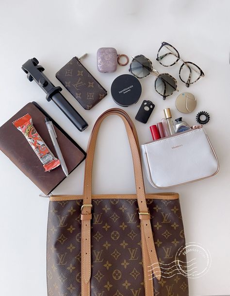 What's in my bag - work edition. Everything I need to get me through my day at the office in style. From beauty essentials work to organizing Pack My Work Bag With Me, Whats In My Bag Essentials, Work Bag Essentials The Office, Work Bag Essentials, Louis Vuitton Bucket Bag, Work Purse, What's In My Bag, Purse Essentials, Mom Bags