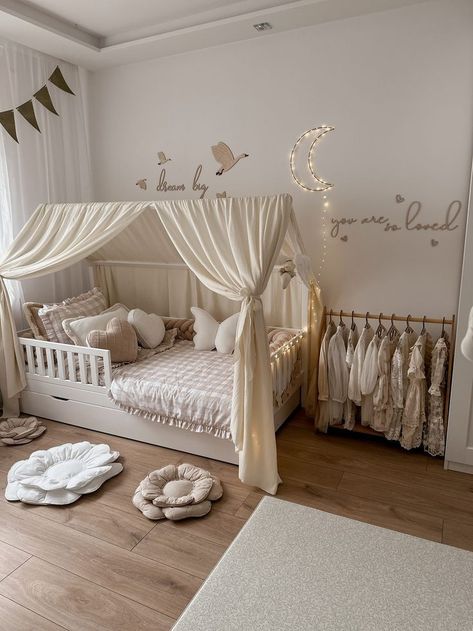 Modern Toddler Room, Toddler Bedroom Ideas, Muslin Curtains, Vom Avea Un Copil, Toddler Bedroom Girl, Toddler Bedroom, Toddler Girl Room, Kids Bedroom Inspiration, Toddler Room Decor