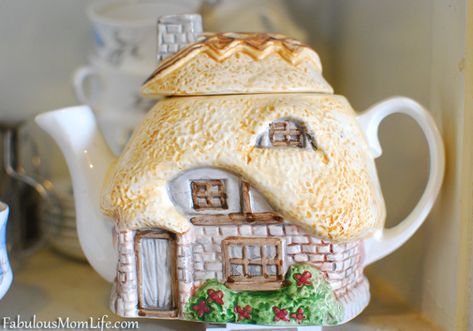 English Cottage Teapot - Collecting Cottage Ware Cottage Teapot, Tea Magic, Teapot Collection, Dream Tea, Porcelain Dishes, Novelty Teapots, Teapots Unique, British Country, Teapot Set