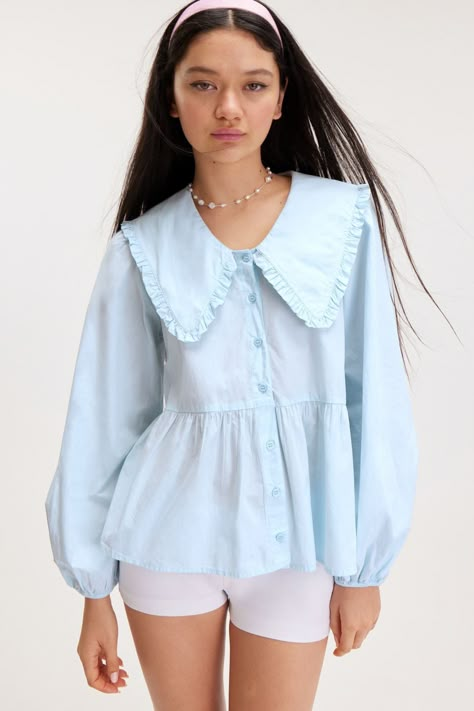 Wide Collar Blouse, Collar Button Up Shirt Outfit, Frill Collar Blouse, Modest Blouse Designs, Collar Blouse Outfit, Peplum Design, Low Rise Trousers, Pretty Dresses Casual, Pretty Tops