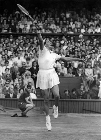 Margaret Court was an Australian tennis player who dominated women’s competition in the 1960s. She won 66 Grand Slam championships and in 1970 became the second woman (after Maureen Connolly in 1953) to win the Grand Slam of tennis singles: Wimbledon, the U.S. Open, the Australian Open, and the French Open titles in the same year. Helen Wills, Maureen Connolly, Tennis Pics, Tennis Fits, Margaret Court, Pete Sampras, Martina Navratilova, Chris Evert, Tennis Outfits