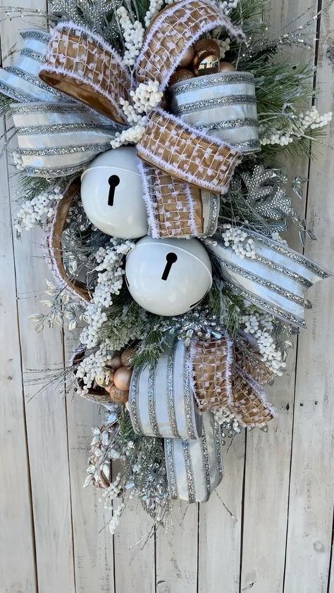 Christmas Decor For Front Door, Swag For Front Door, Winter Wreath Diy, Holiday Wreaths Diy, Christmas Swag, Christmas Floral Arrangements, Christmas Arrangements, Christmas Swags, Holiday Crafts Christmas