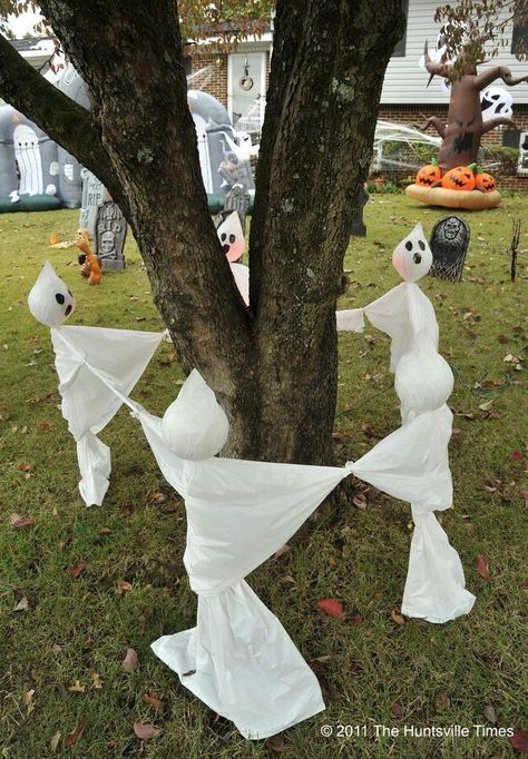 diy-halloween-decorations-yard-ghosts-ring-1 Homemade Outdoor Halloween Decorations, Scary Halloween Decorations Outdoor Diy, Easy Outdoor Halloween Decorations, Spooky Crafts, Diy Halloween Dekoration, Outside Halloween Decorations, Halloween Decorations To Make, Scary Halloween Decorations Outdoor, Scary Halloween Decorations Diy