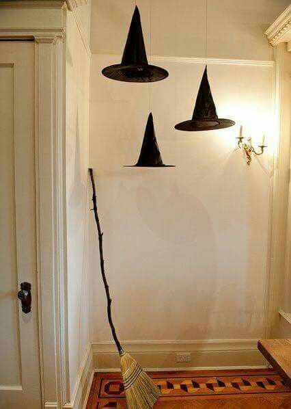 Floating Witches Hats, Harry Potter Halloween Party, Dekorasi Halloween, Hantverk Diy, Uhyggelig Halloween, Witches Hats, Casa Halloween, Halloween Memes, Halloween Decor Diy