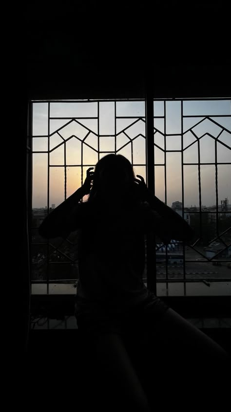 Hide Face Selfie, Silhouette Photoshoot Lighting, Girls Dpz Hidden Face Aesthetic, Hide Face Girls Dps, Aesthetic Hide Face Girl Pfp, Face Hide Girls Dp, Desi Girls Dp Hidden Face, Vinyl Aesthetic, Beautiful Scenery Photography