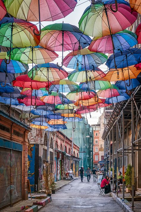 Wondering where to find the Umbrella Streets in Istanbul? Check out this guide to three different Umbrella Streets in Istanbul, plus a charming hot air balloon street in Kadikoy Colorful Cafe, Singapore Vacation, Umbrella Street, Medieval Castles, London Pubs, World Wallpaper, Hot Air Balloon Rides, Travel Wallpaper, Singapore Travel