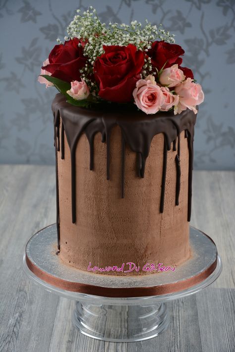 Hind AL Sadah | Lawand de Gateau Floral Chocolate Cake, Mehndi Card, Cake For Mom, Unusual Cakes, Boys First Birthday Cake, Girly Cakes, Fresh Flower Cake, Bride Bachelorette, 21st Birthday Cake