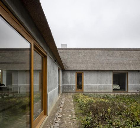 Danish Countryside, Copenhagen Architecture, Oak Cladding, Danish Architecture, Modern Outdoor Spaces, Farm Buildings, Timber Cladding, Traditional Building, Thatched Roof