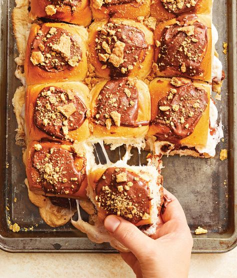 Pull-Apart S’mores Sliders Recipe Smores Sliders, Easy Potluck Ideas, Traditional Thanksgiving Dinner, Thanksgiving Dinner Ideas, Easy Potluck, Potluck Ideas, Pastry School, Party Food Dessert, Potluck Dishes