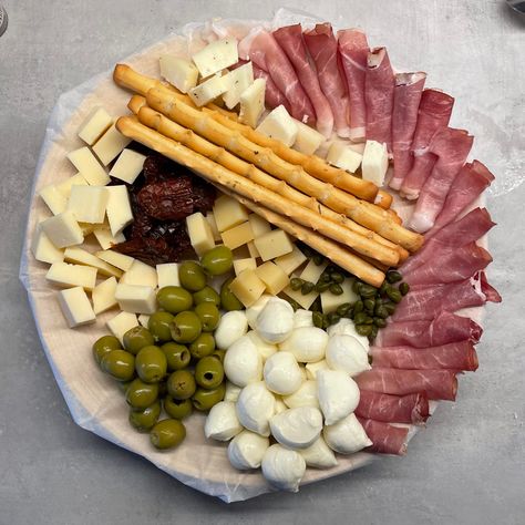 Plate with snacks, a board full of delicious cheeses, dried tomatoes, olives, breadsticks and prosciutto that you can serve your friends or bring with you when visiting someone’s house. Always a hit! Salami Board, Cheese Serving, Cheese Plate, Breadsticks, Dried Tomatoes, Tomatoes, Bread, Cheese, Snacks