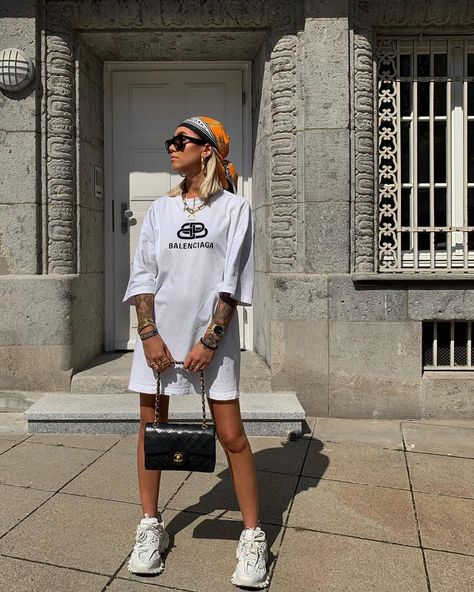 Kim Duong | Germany-Stuttgart on Instagram: “I’m not a rapper” Head Scarf Outfit, Bandana Outfit, Techno Outfit, Legs Outfit, T Shirt Branca, Look Festival, Bandana Styles, Instagram Outfits, Looks Chic