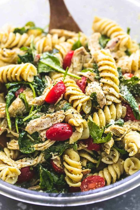 Pesto Chicken Pasta Salad - Creme De La Crumb Pesto Chicken Pasta Salad, Chicken Pesto Pasta Salad, Salad Caprese, Easy Pesto Pasta, Chicken Pasta Salad Recipes, Chicken Pesto Pasta, Pasta Al Pesto, Pesto Pasta Recipes, Pesto Pasta Salad