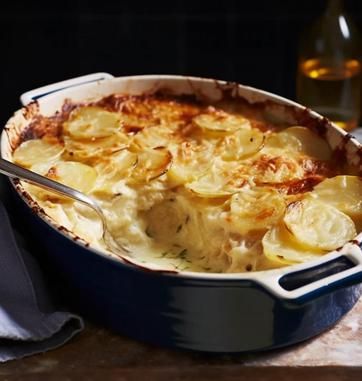 Jamie Oliver Quick Dauphinoise Potatoes - British Recipes Book Jamie Oliver Potatoes, Jamie Oliver 30 Minute Meals, Oliver Quick, Jamie's 30 Minute Meals, Dauphinoise Potatoes, Gammon Recipes, Potatoes Dauphinoise, Potatoe Recipes, Potatoes Baked