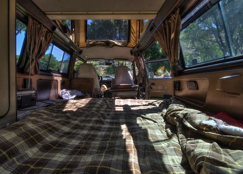 Living In Bus, Adventurecore Bedroom, Cottagecore Van, Living In Car Aesthetic, Vintage Camping Aesthetic, Rv Aesthetic, Westfalia Van, Van Life Aesthetic, Old Van