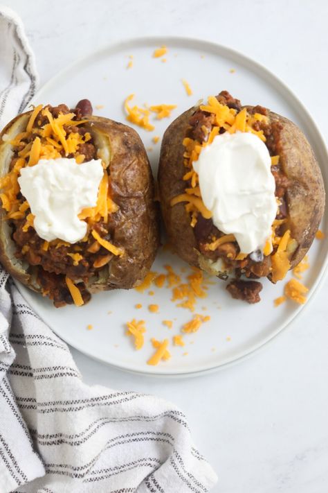 Chili Baked Potato - Seasoned to Taste Sweet Chili Recipe, Chili Baked Potato, Chili Bake, Loaded Potatoes, Perfect Baked Potato, Superbowl Appetizers, Gluten Free Potatoes, Loaded Potato, Potato Recipe