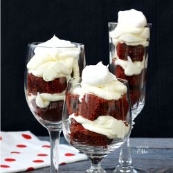 Red Velvet Parfait, Dessert Parfaits, Velvet Desserts, Cake Disasters, Red Velvet Desserts, Fresh Apple Cake, Red Velvet Cake Recipe, Velvet Cake Recipes, Parfait Desserts