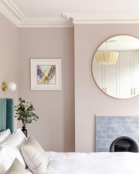 Farrow & Ball on Instagram: “The shot of this room shows the soft and romantic side of #Peignoir, a grey pink hue. This soft pink has a big dose of grey in its pigment…” Farrow Bal, Wimborne White, Wooden Window Frames, Farrow And Ball Paint, Bedroom Wall Colors, Farrow And Ball, Relaxing Bedroom, Bedroom Paint, Spare Room