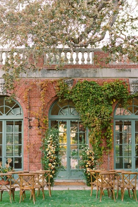 Filoli ,a grand estate wedding venue, conveniently located between San Francisco and Silicon Valley! Situated on 654 acres, the rich red brick house looks like something straight out of Bridgerton or Downton Abbey.| Wedding venue, grand estate wedding venue, California wedding, San Francisco wedding venue, garden wedding, California wedding aesthetic, pool wedding, outdoor wedding reception, wedding reception Brick Wedding Venues, Filoli Gardens Wedding, Historic Estate Wedding, San Francisco Botanical Garden, San Francisco Wedding Venues, Old Building Wedding, Filoli Wedding, Old House Wedding, Garden Venue Wedding