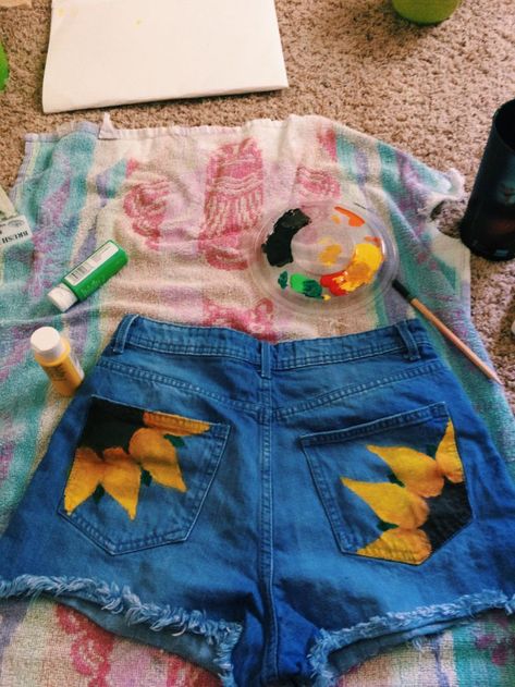 sunshine in my pocket ;) Jean Diy, Minimalism Fashion, Painted Shorts, Diy Tumblr, Diy Jeans, Denim Art, Diy Vetement, Painted Jeans, Hair Raising