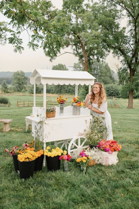 Self Serve Flower Stand, Flower Stand Ideas, Veggie Stand, Flower Event, Stand Ideas, Flower Cart, Farm Ideas, Flower Bar, Cut Flower Garden