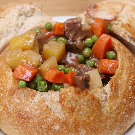 Beef Stew Bread Bowl, Stew Bread, Slow Cook Beef Stew, Bread Bowl Recipe, Vegetarian Stew, Bread Bowl, Slow Cooker Beef Stew, Crockpot Cooking, Slow Cooked Beef