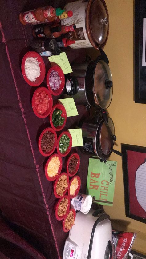 Soup Bar For Party, Halloween Party Chilli Bar, Chili Bar Set Up Party Ideas, Chilli Toppings Bar, Chili Wedding Reception, Chili Baby Shower Ideas, Christmas Chili Bar Ideas, Chili Bar Ideas Fall Party, Chili Party Bar